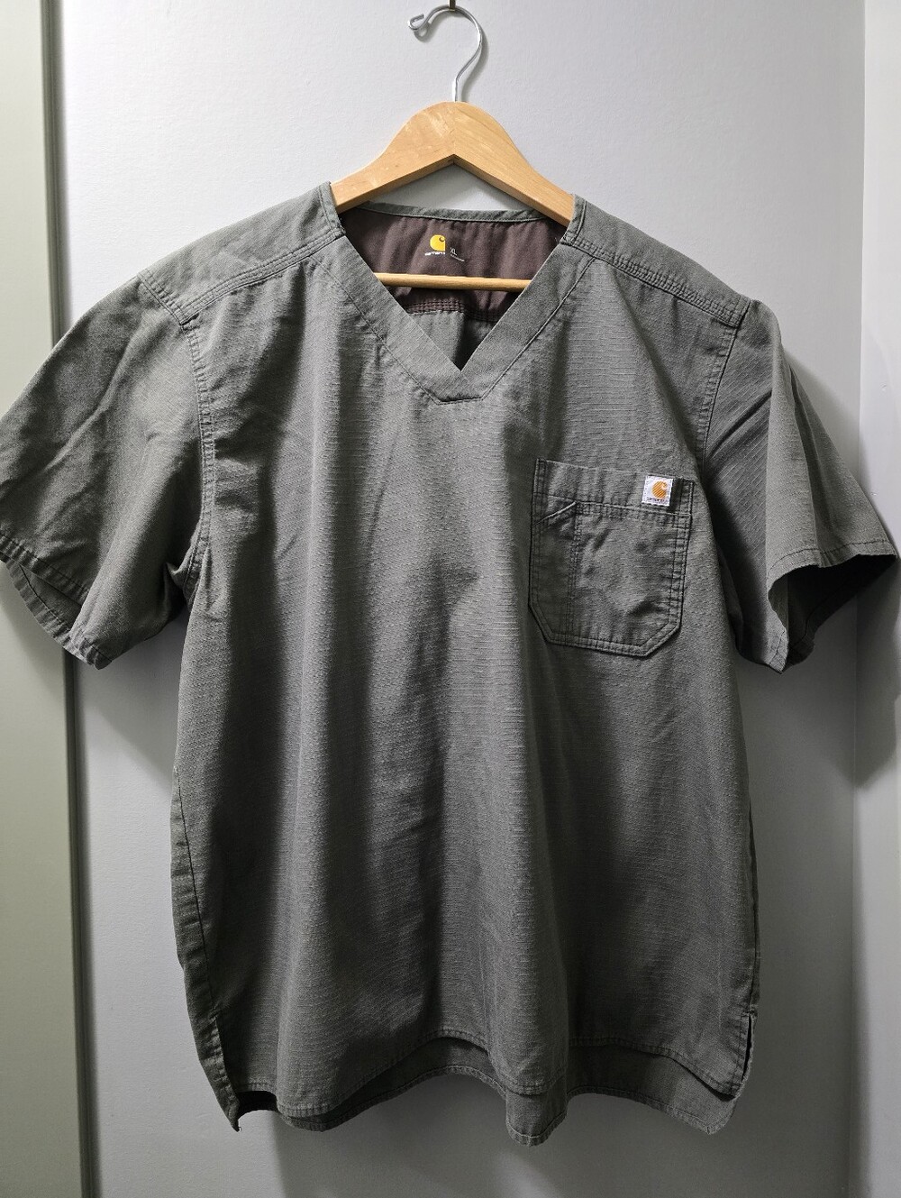 Carhartt Olive Green V-Neck Scrub Work Tee with Chest Pocket Size XL